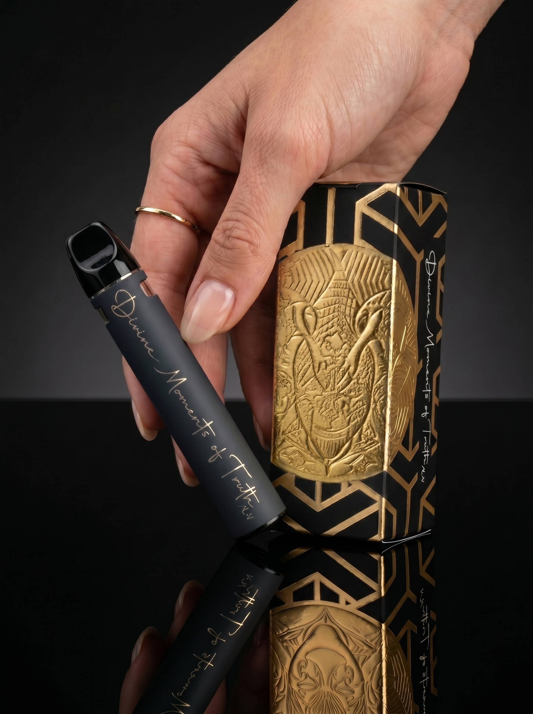 Box and vape pen — frame 03